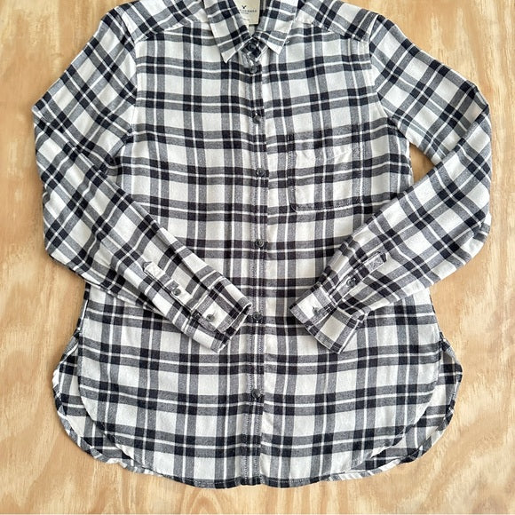 Pre - Loved American Eagle Outfitters Women’s Boyfriend Fit Black and White Plaid Shirt XS