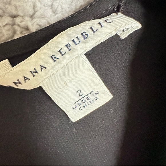 Pre - Loved Elegant Black Sleeveless Ruffle Blouse– Banana Republic Size: 2