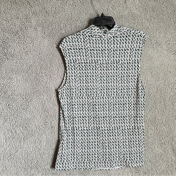 Pre - Loved New York & Company Sleeveless Black and White Patterned Blouse