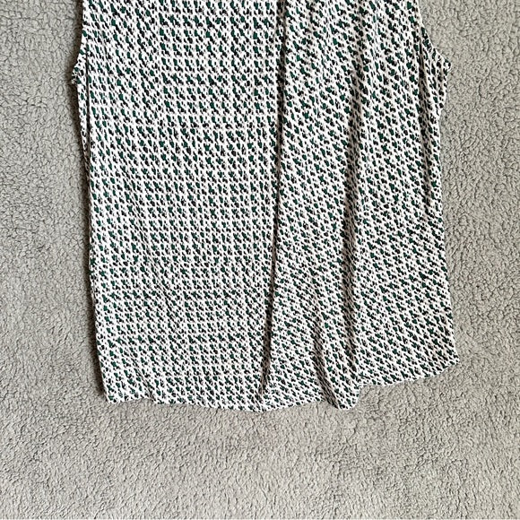 Pre - Loved New York & Company Sleeveless Black and White Patterned Blouse