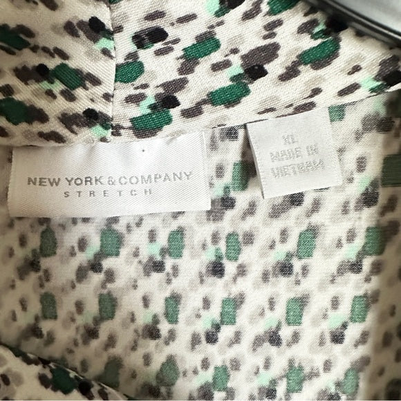 Pre - Loved New York & Company Sleeveless Black and White Patterned Blouse