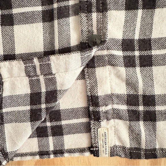Pre - Loved American Eagle Outfitters Women’s Boyfriend Fit Black and White Plaid Shirt XS