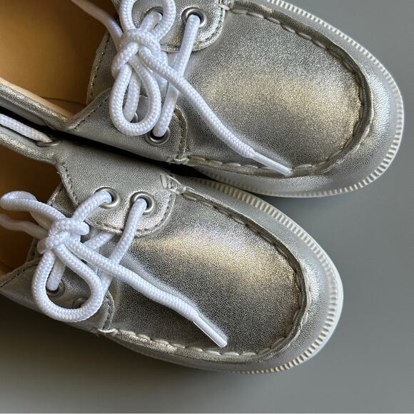 Gymboree  Little Girl’s Size 13 Silver Canvas Shoes Tennis Flat Sneakers…