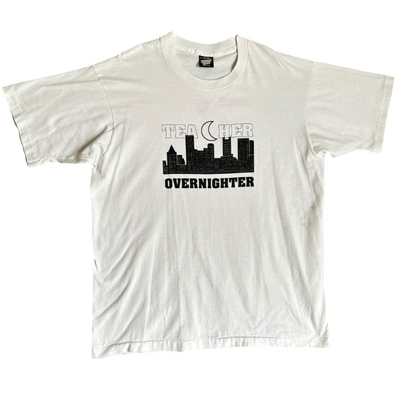 Pre - Loved Vintage Men’s Tea Cher Overnighter Crew Neck White Graphic T-Shirt (Black Print)