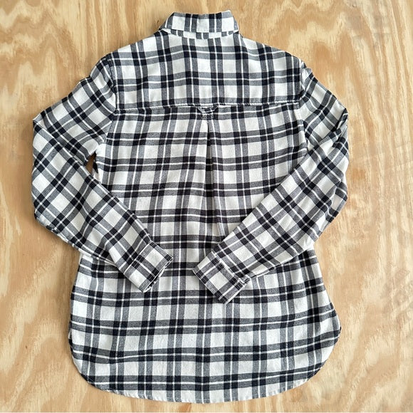 Pre - Loved American Eagle Outfitters Women’s Boyfriend Fit Black and White Plaid Shirt XS