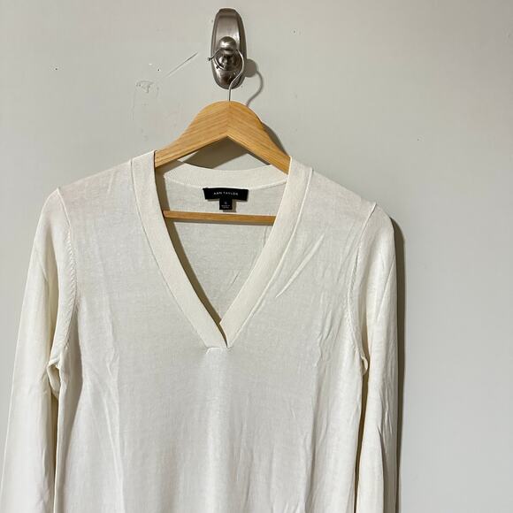 Ann Taylor Size S Women’s Solid Long Sleeves V Neck Sweater