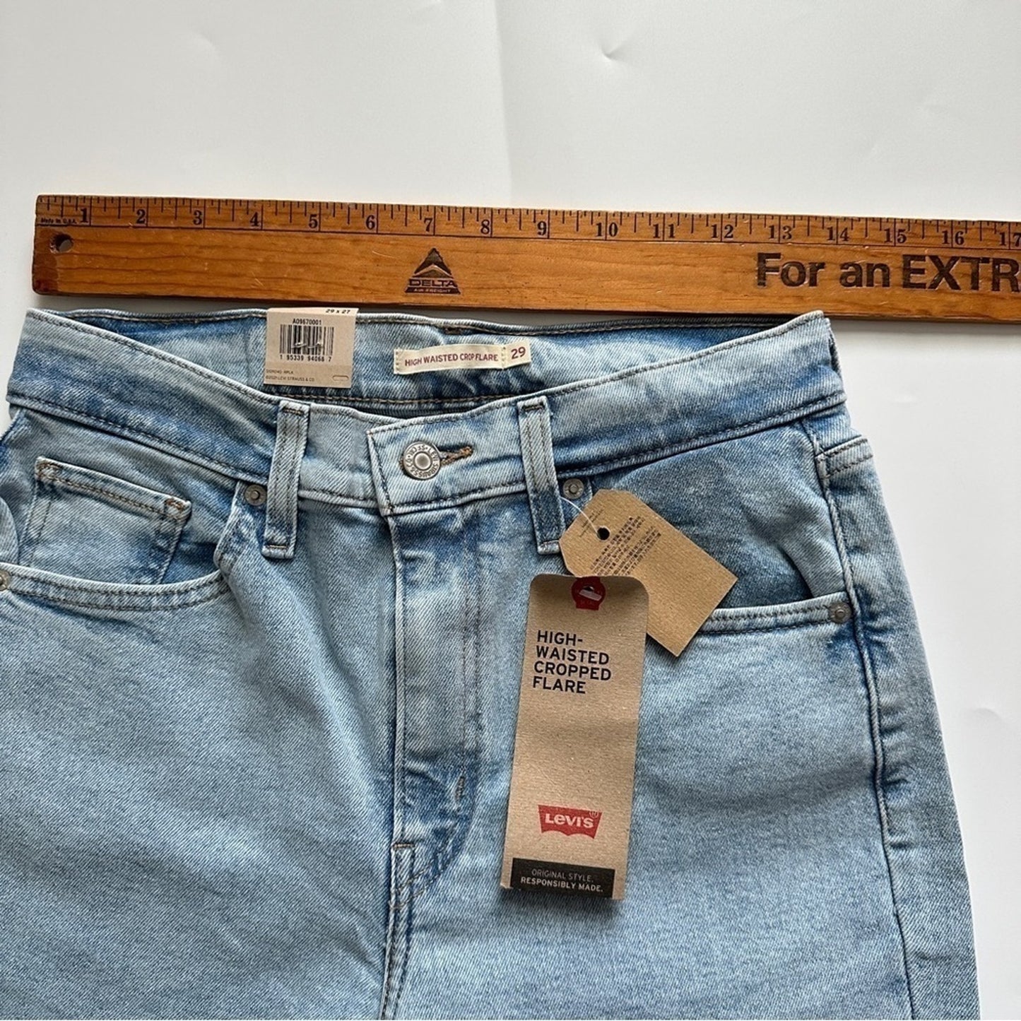 Levis High Waisted Cropped Flare Size 29 X 27 Women’s Logo Relaxed Blue Jeans